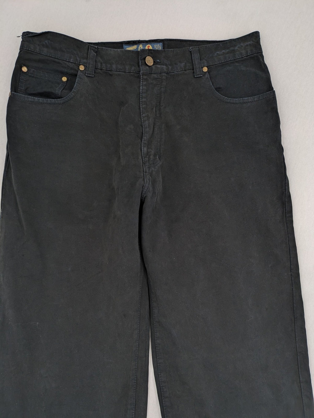 Fuel black straight jeans with 5-pocket design and branded leather patch.