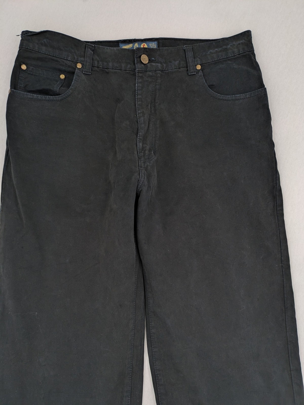 Fuel black straight jeans with 5-pocket design and branded leather patch.