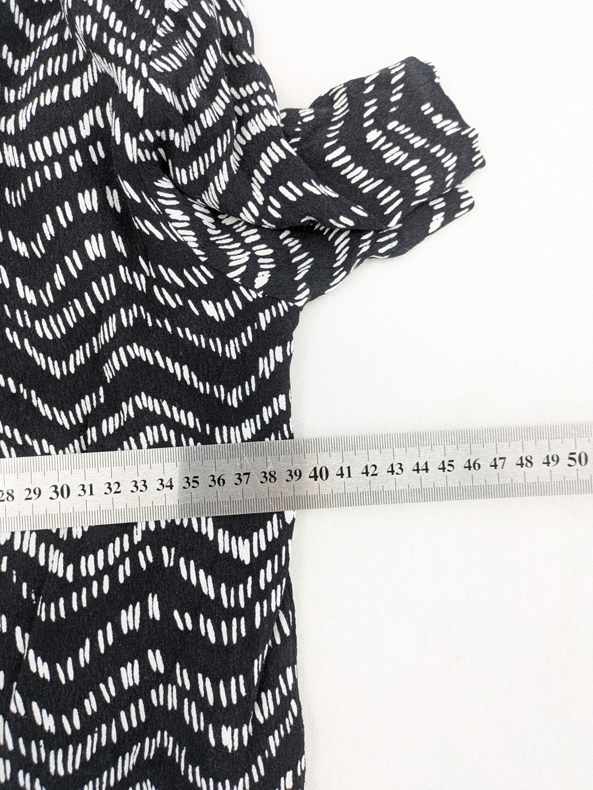 Tom Tailor black and white patterned dress with short sleeves and zigzag design.