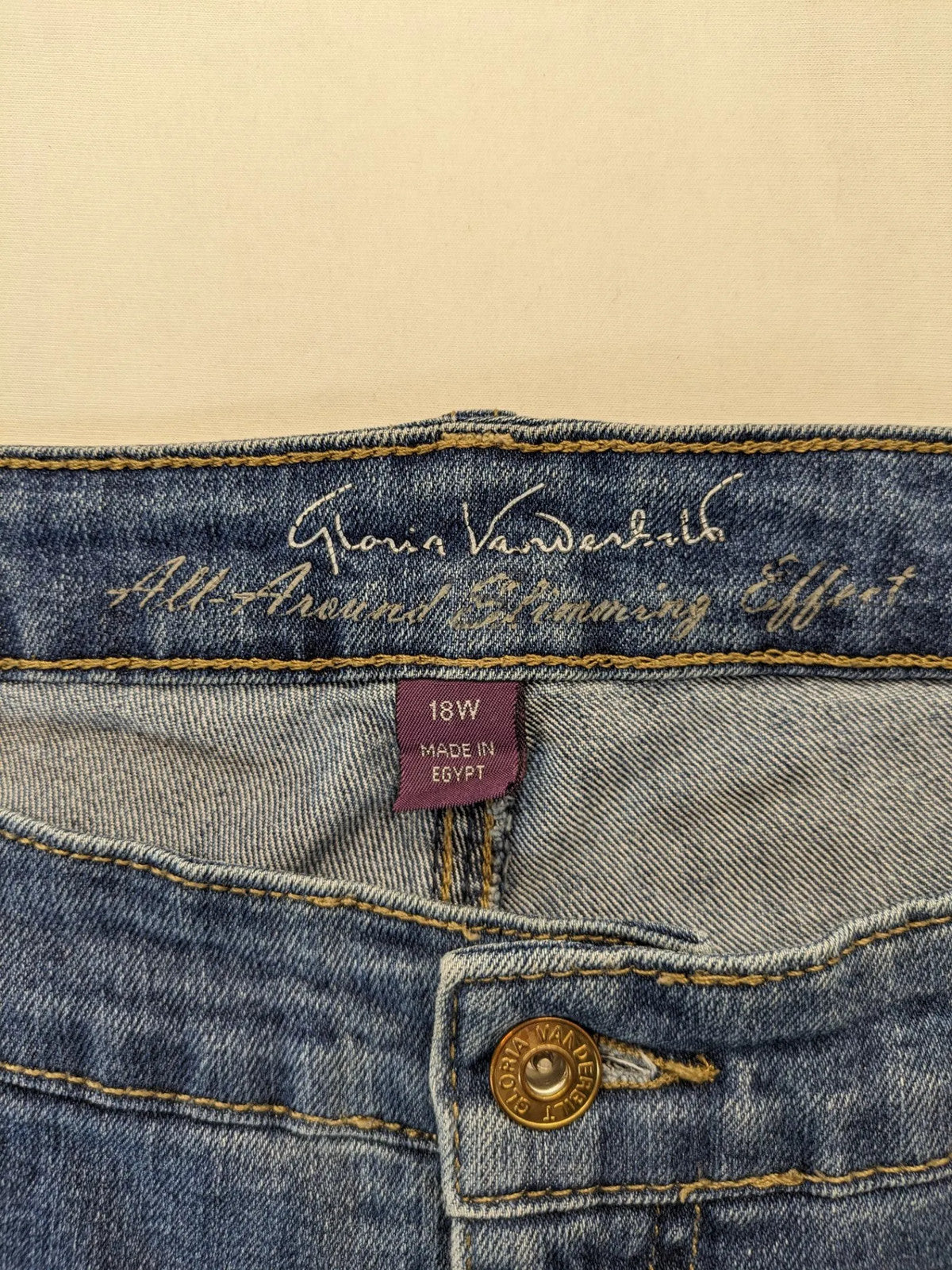 Gloria Vanderbilt blue straight jeans with slimming effect, made of stretch denim.