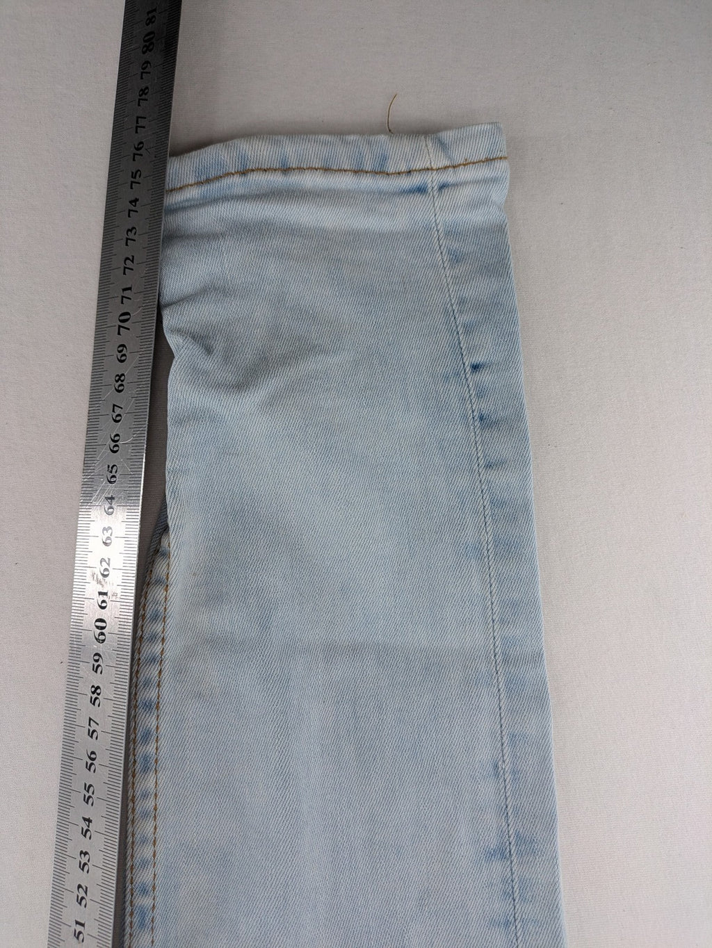 Zara Man blue skinny jeans with acid wash and classic five-pocket design.
