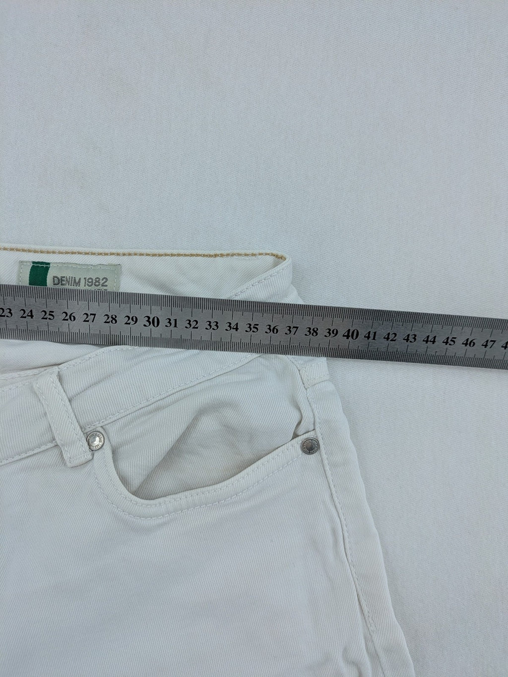 Denim 1982 white skinny jeans with distressed details and classic 5-pocket design.