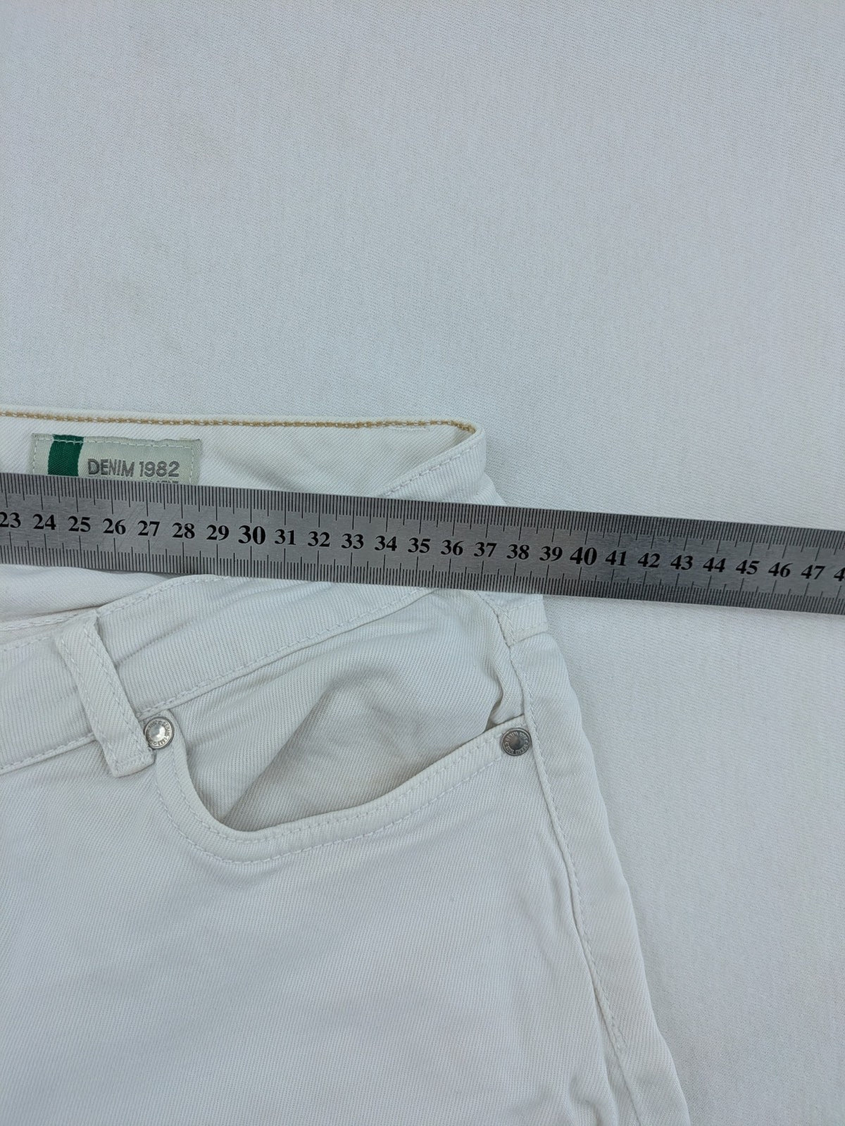 Denim 1982 white skinny jeans with distressed details and classic 5-pocket design.
