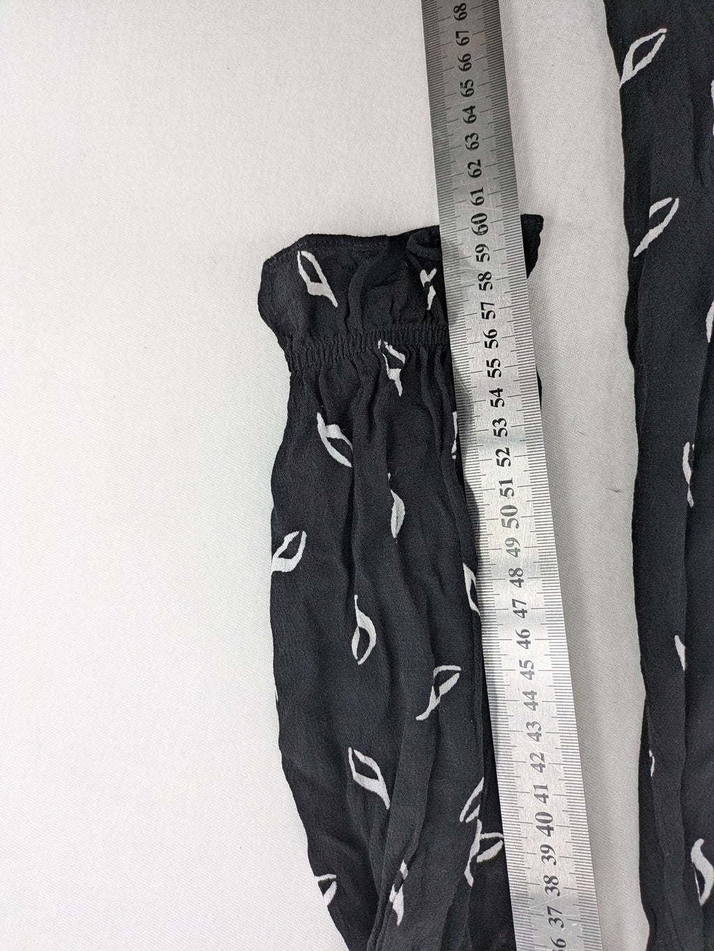 H&M grey and white dress with leaf print, V-neck, long sleeves, elastic cuffs.