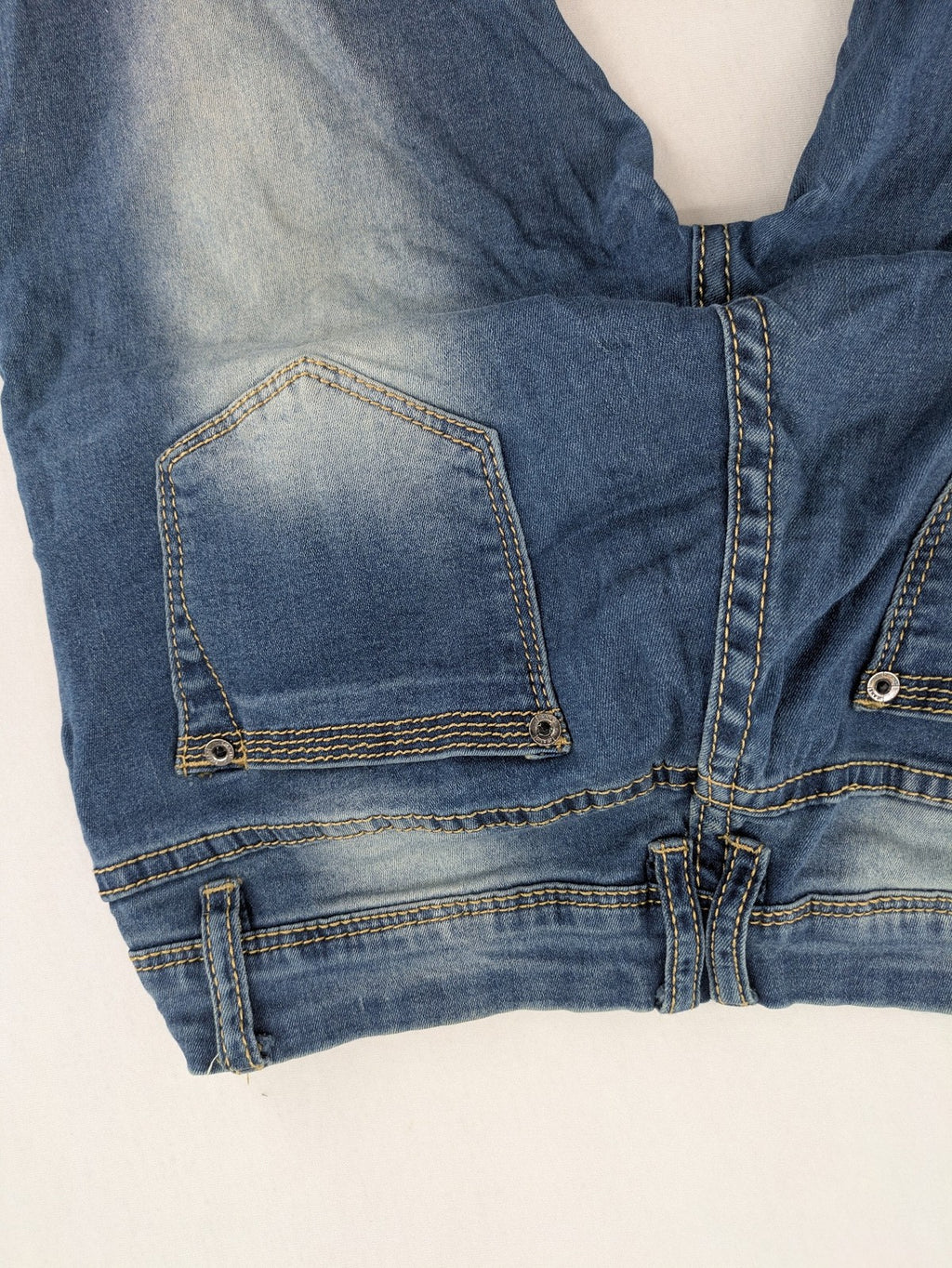 Damen blue straight jeans destroyed look with rhinestones and studs, low rise fit.