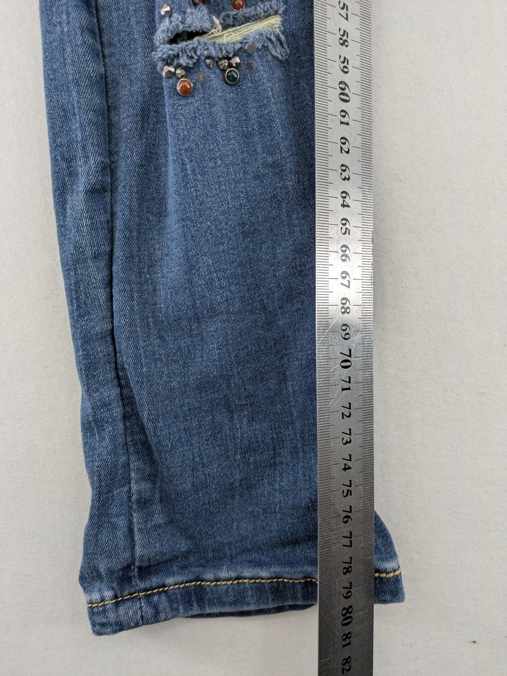 Damen blue straight jeans destroyed look with rhinestones and studs, low rise fit.