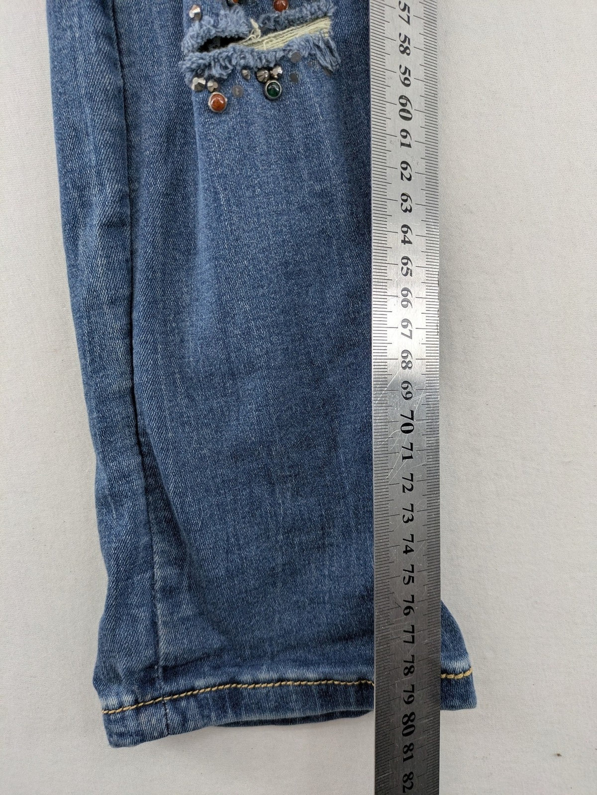 Damen blue straight jeans destroyed look with rhinestones and studs, low rise fit.
