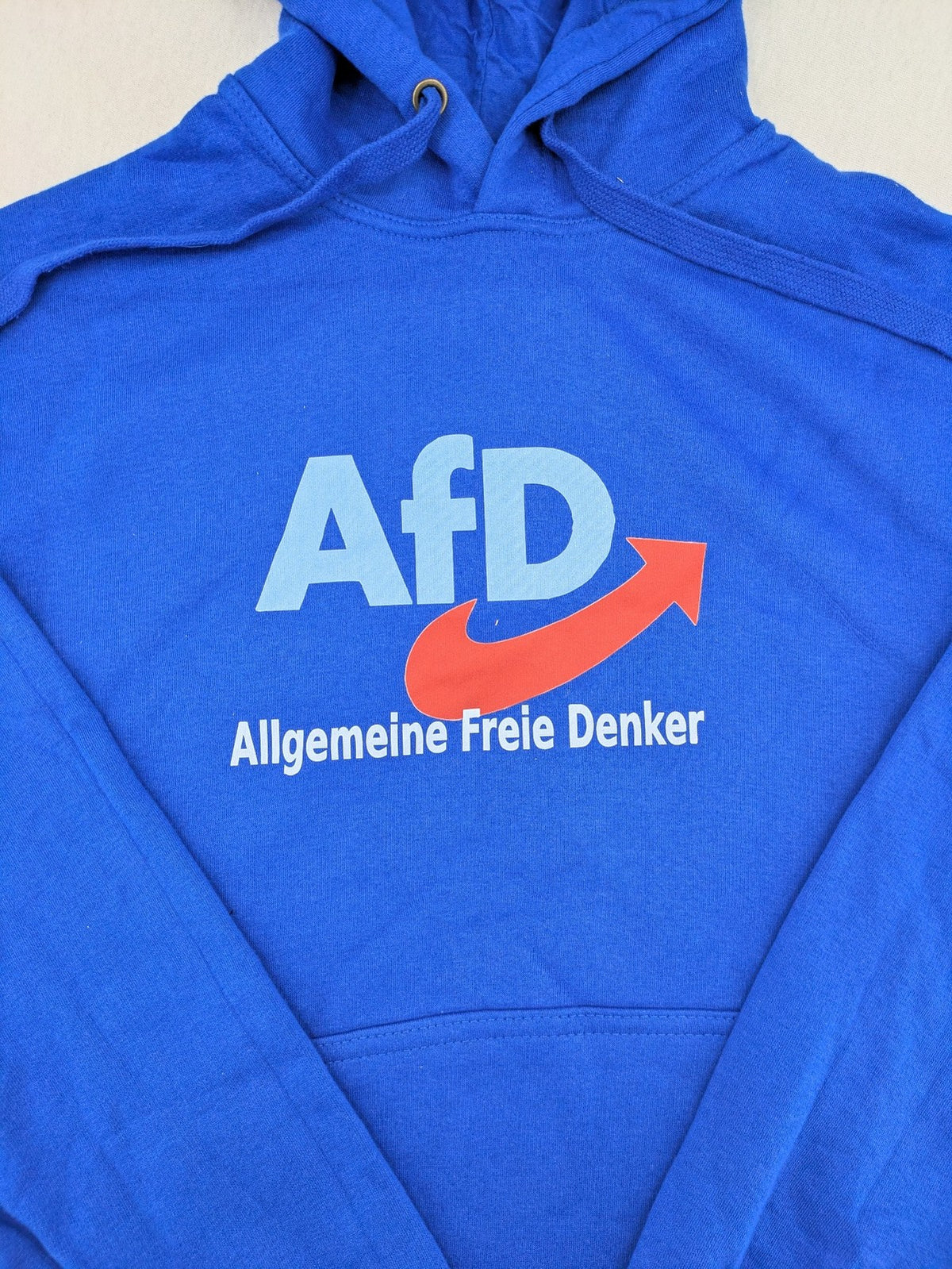 AFD blue pullover hoodie with "AfD Allgemeine Freie Denker" graphic and kangaroo pocket.