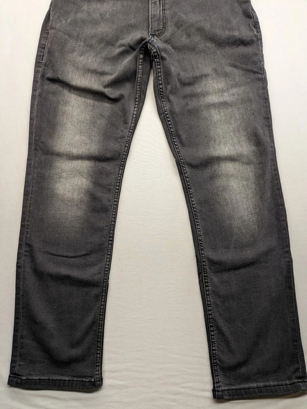 Mustang straight jeans grey washed look with classic 5-pocket design and zipper.