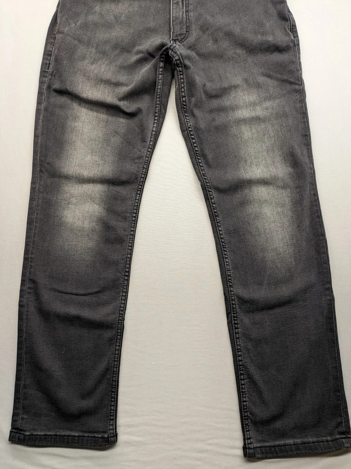 Mustang straight jeans grey washed look with classic 5-pocket design and zipper.
