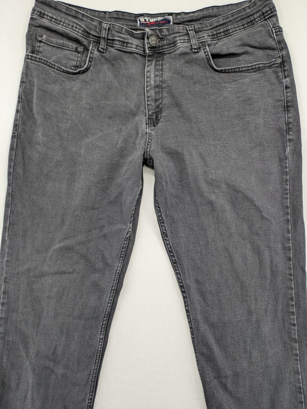 Herren black straight jeans 5-pocket style with zipper and button closure, cotton blend.