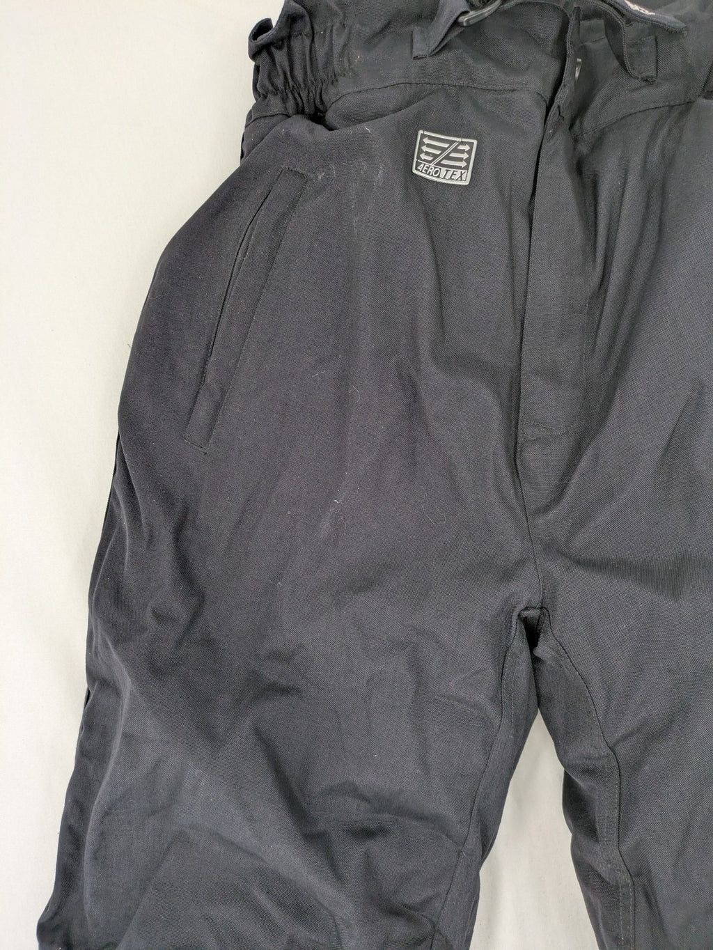 Aero black chaps Cordura fabric with ribbed knee inserts and adjustable waistband.
