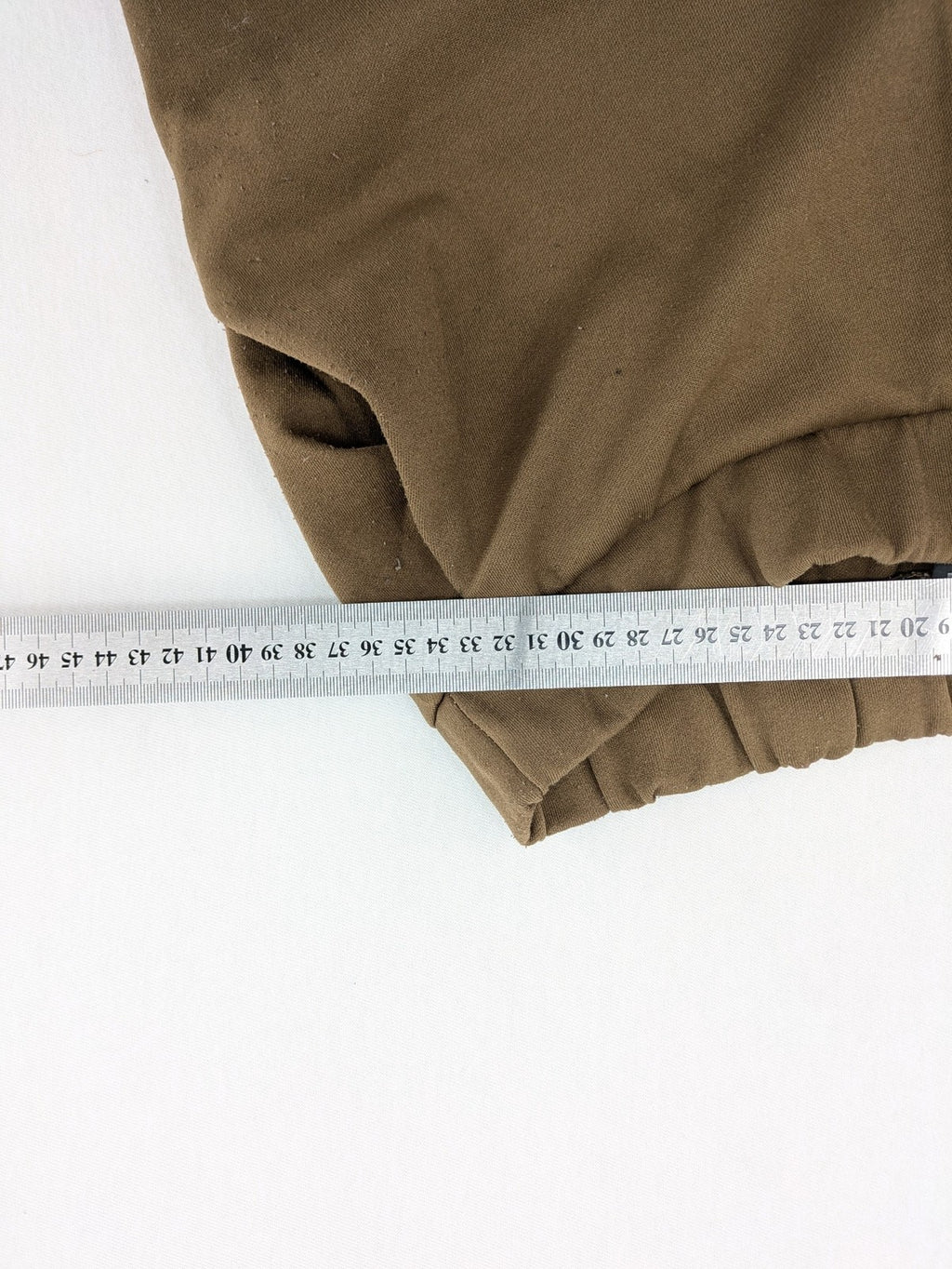 Zara khaki pants pull-on design with elastic waistband and side pockets.