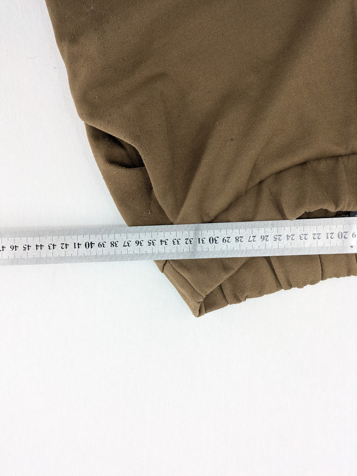 Zara khaki pants pull-on design with elastic waistband and side pockets.
