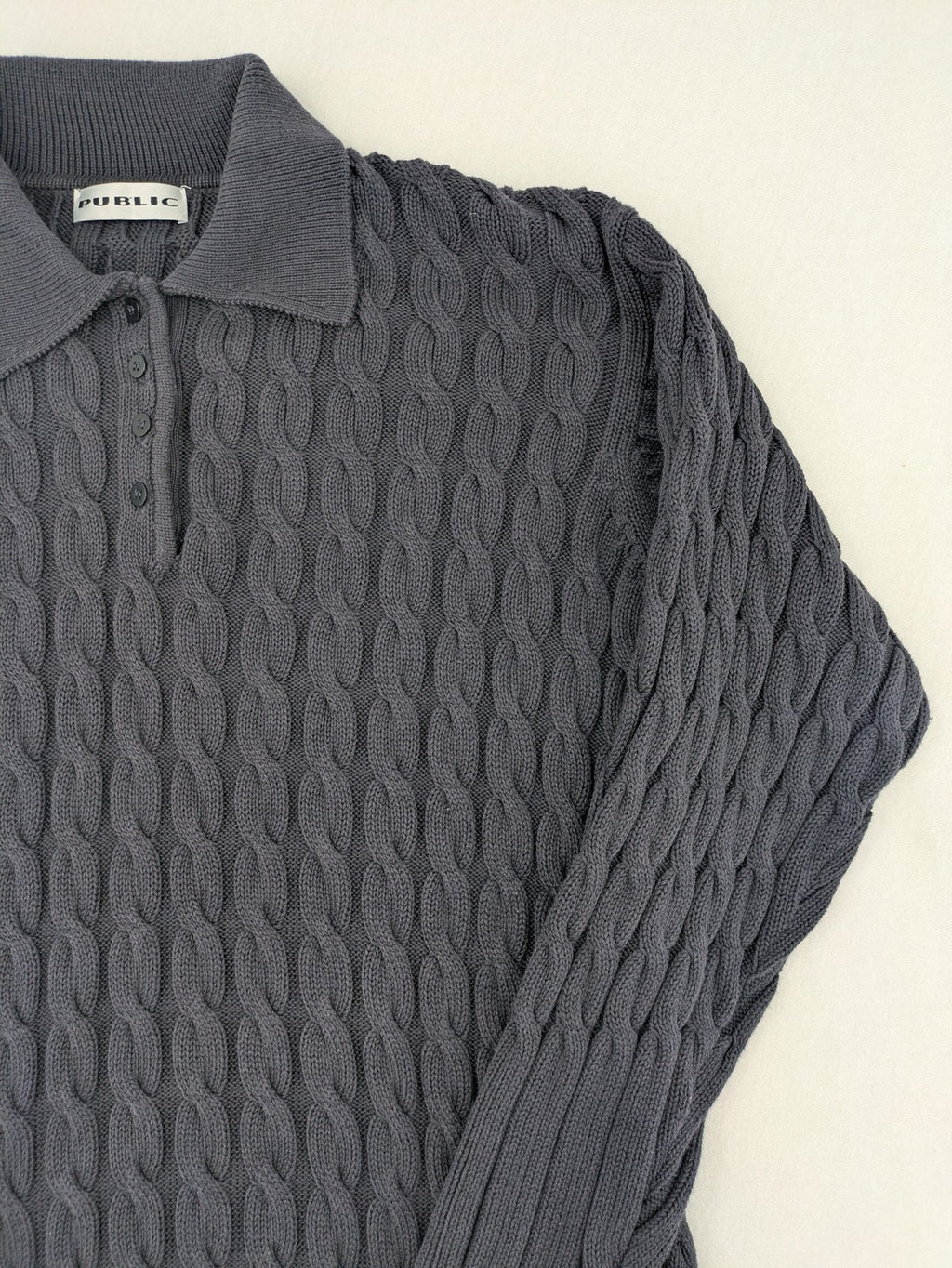 Baumwolle grey turtle neck jumper with cable knit pattern and 3-button collar.
