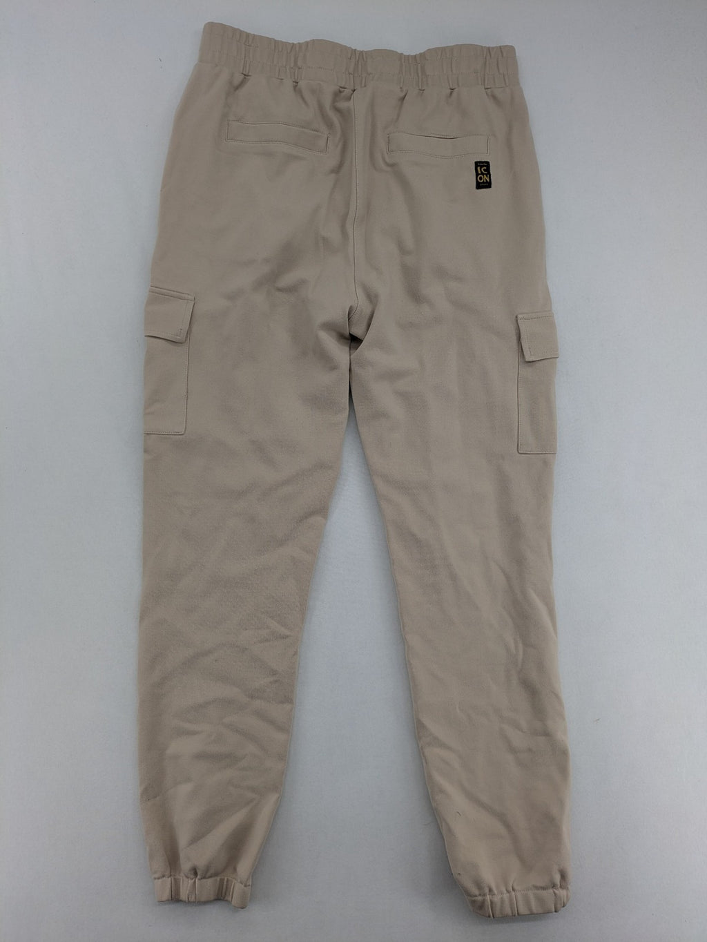 Señoritas Icon Deluxe beige jogger pants with elastic waistband and cargo pockets.