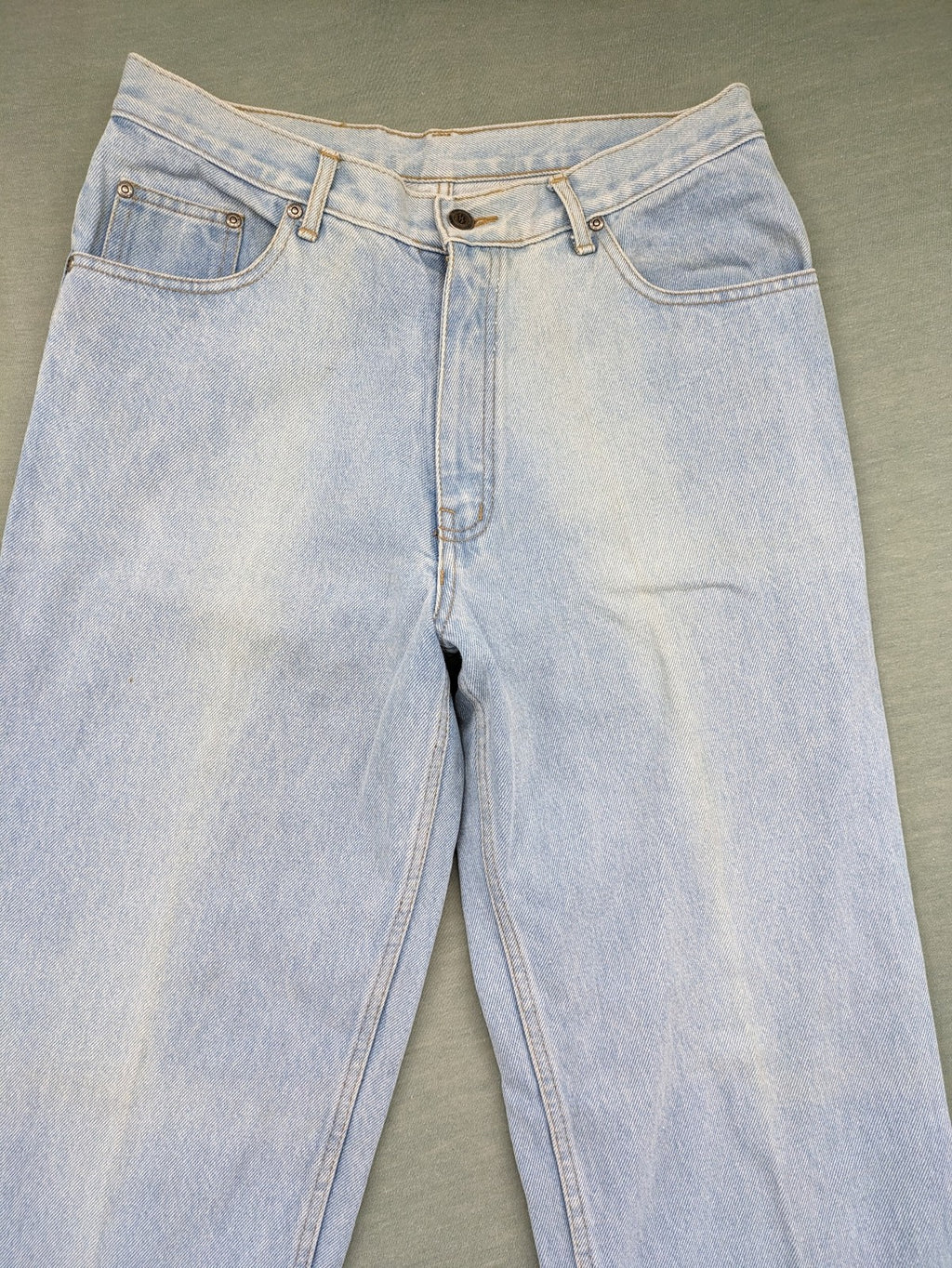 Newport straight jeans light blue 5-pocket design made from 100% cotton.