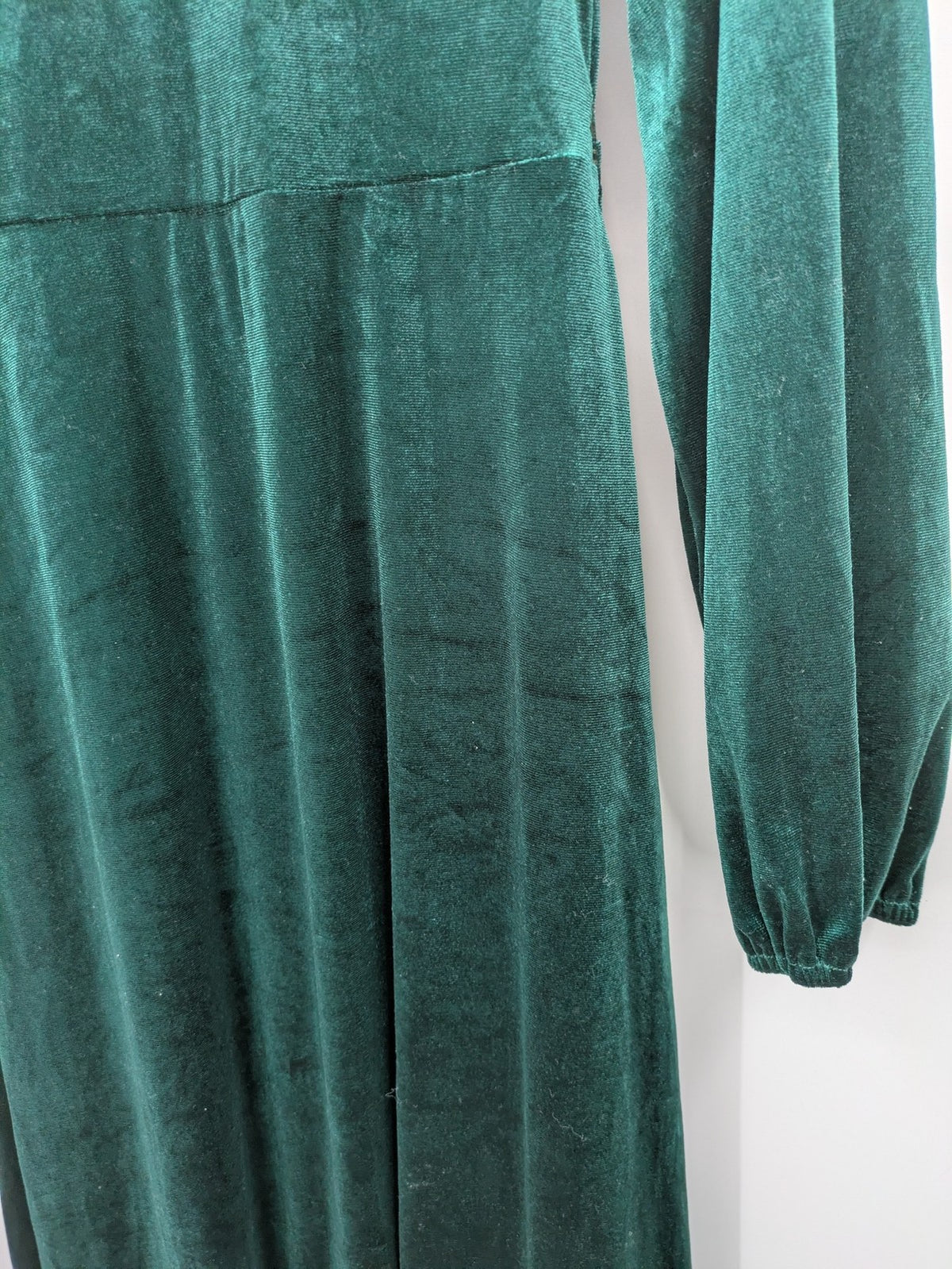 Elegant green velvet midi dress with long sleeves and round neckline, size XXL.