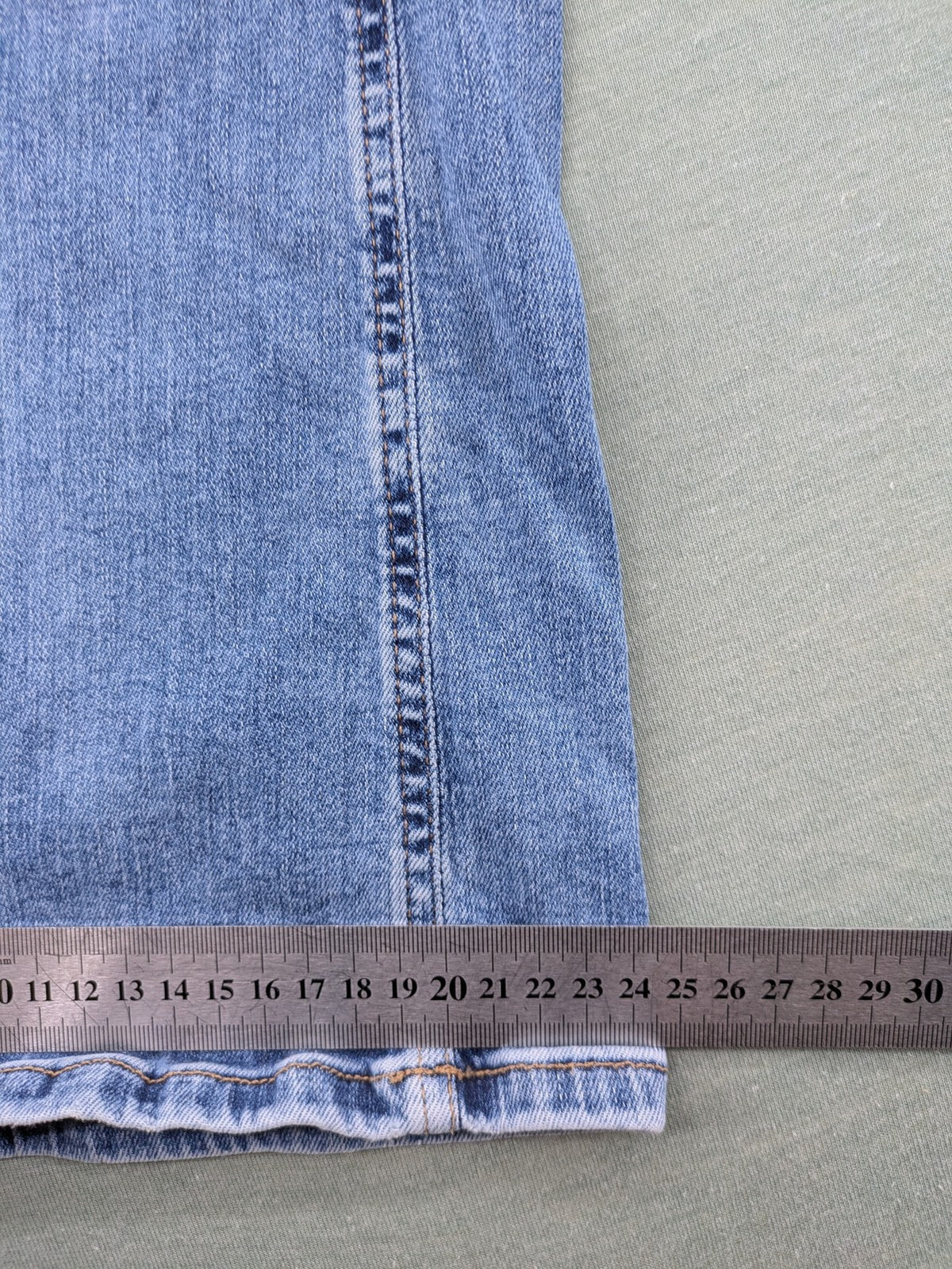 Goldgarn blue flare jeans with classic 5-pocket design and stretch denim material.