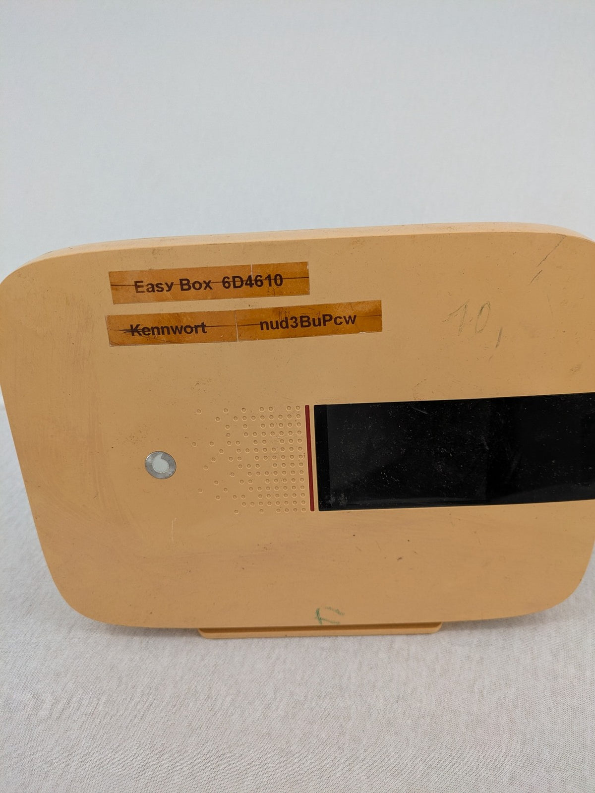 Vodafone beige wireless router EasyBox 904 with multiple ports and Astoria logo.