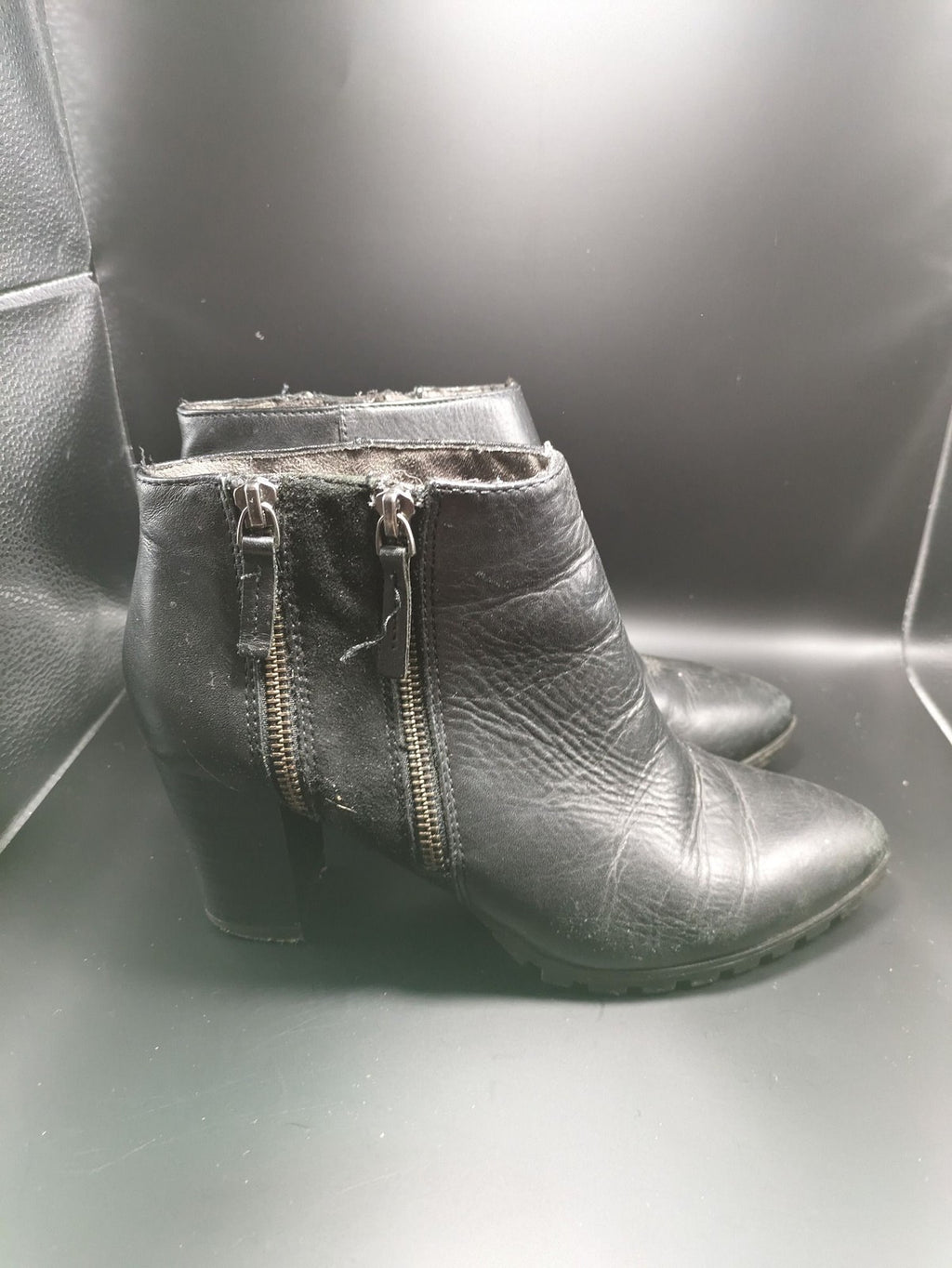 Tamaris black leather ankle boots with block heels and side zippers, size 39.