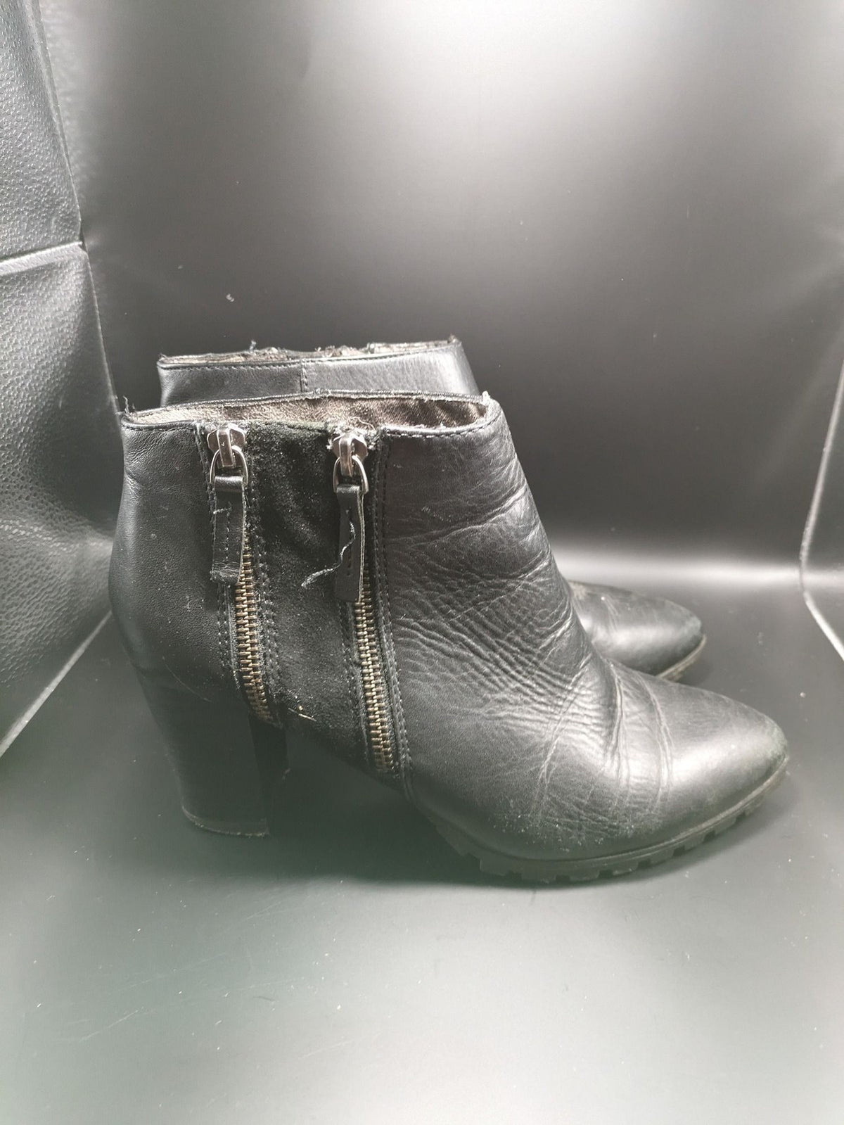 Tamaris black leather ankle boots with block heels and side zippers, size 39.