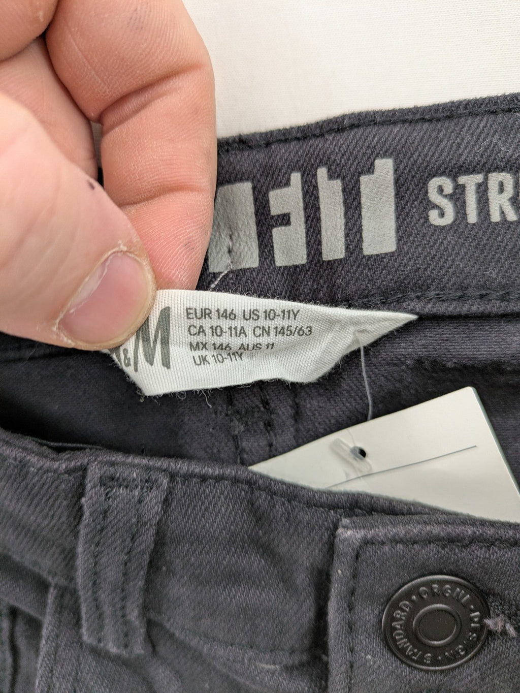 H&M grey skinny fit stretch jeans with modern design and durable denim material.