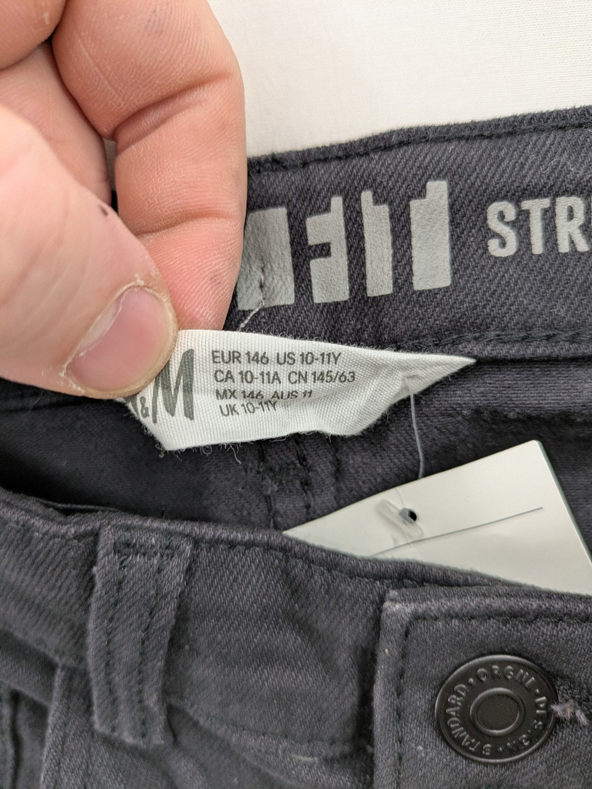 H&M grey skinny fit stretch jeans with modern design and durable denim material.