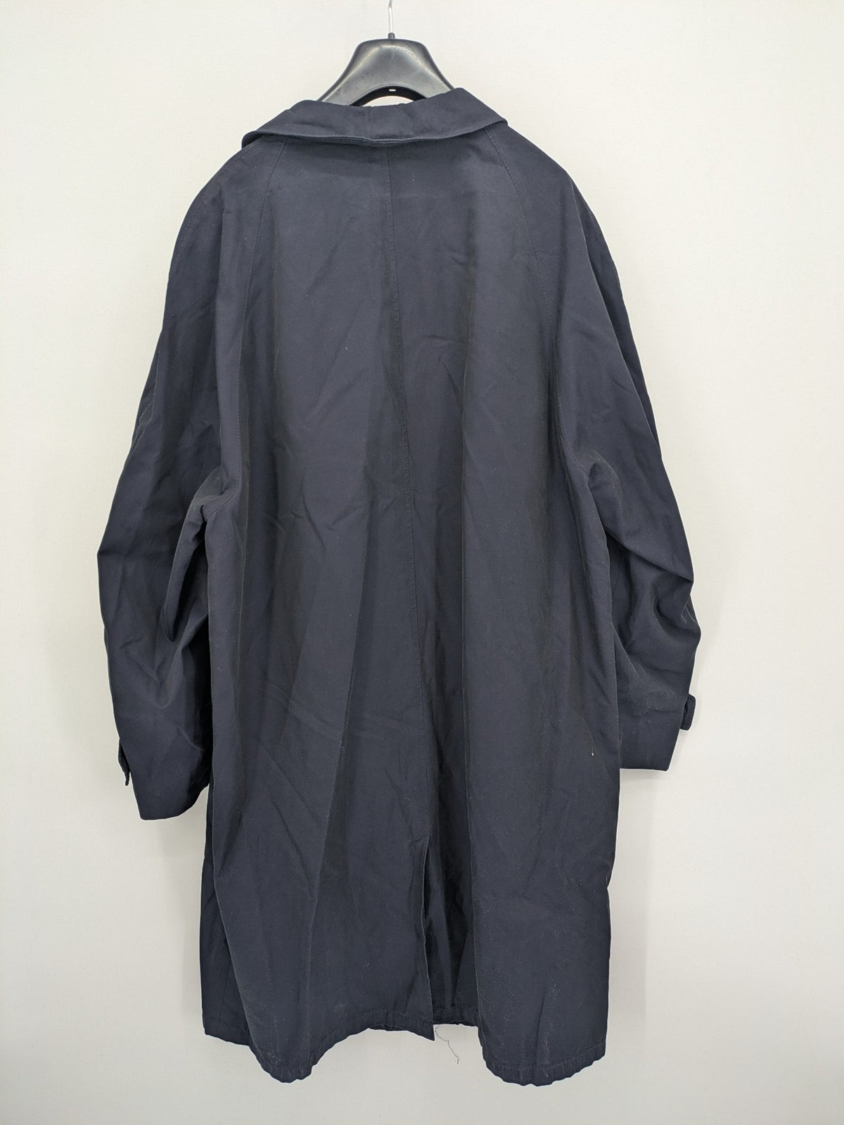 Freic navy trench coat single-breasted design with elegant collar and buttoned flap pockets.