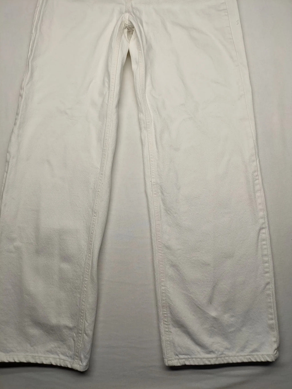 H&M white straight jeans high rise 5-pocket style made from 100% cotton.
