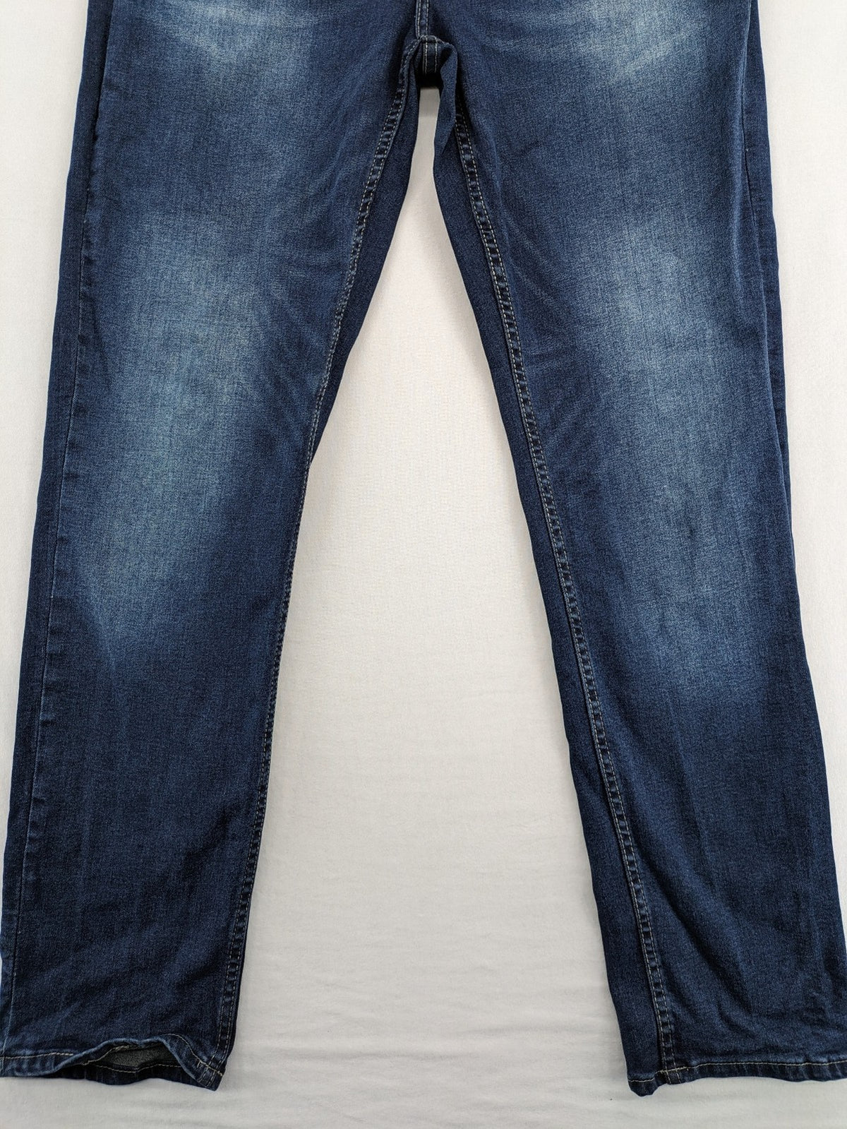 Jack's blue tapered jeans with light wash, 98% cotton, 2% elastane blend.