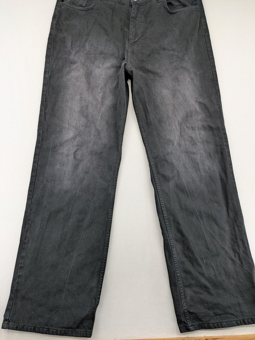 Colors grey straight jeans with washed look and classic 5-pocket design.