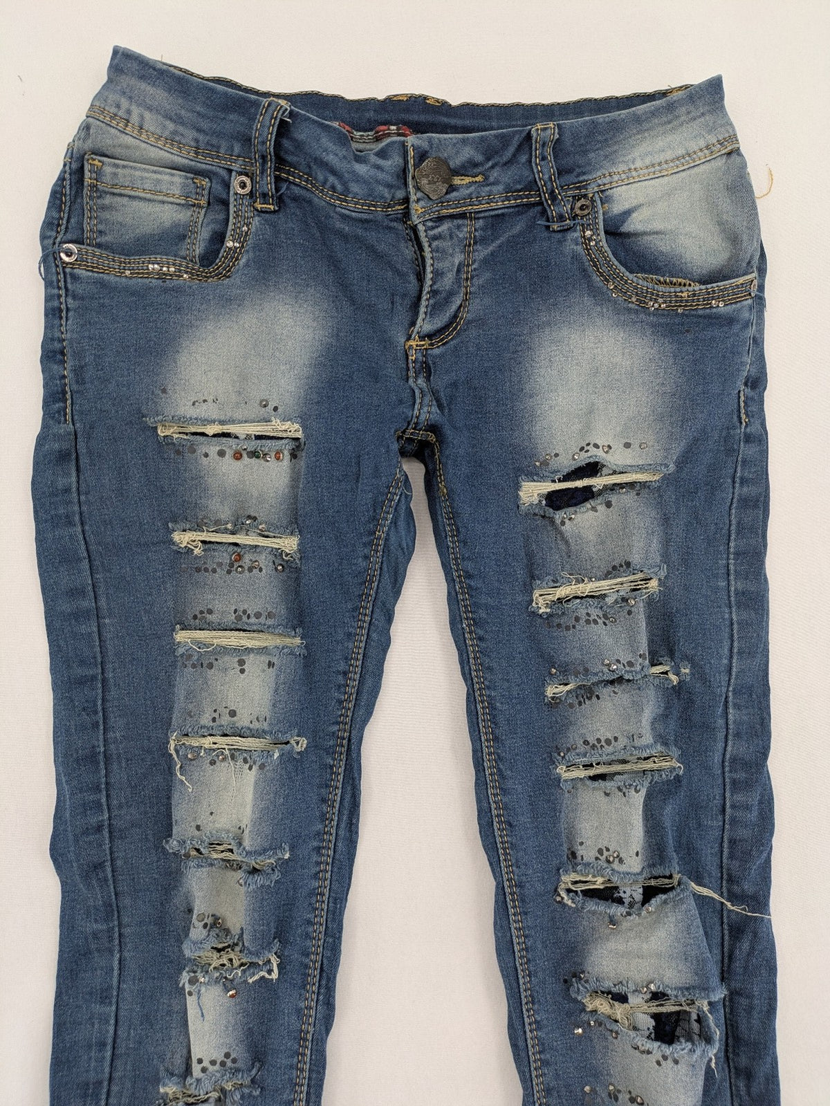 Damen blue straight jeans destroyed look with rhinestones and studs, low rise fit.