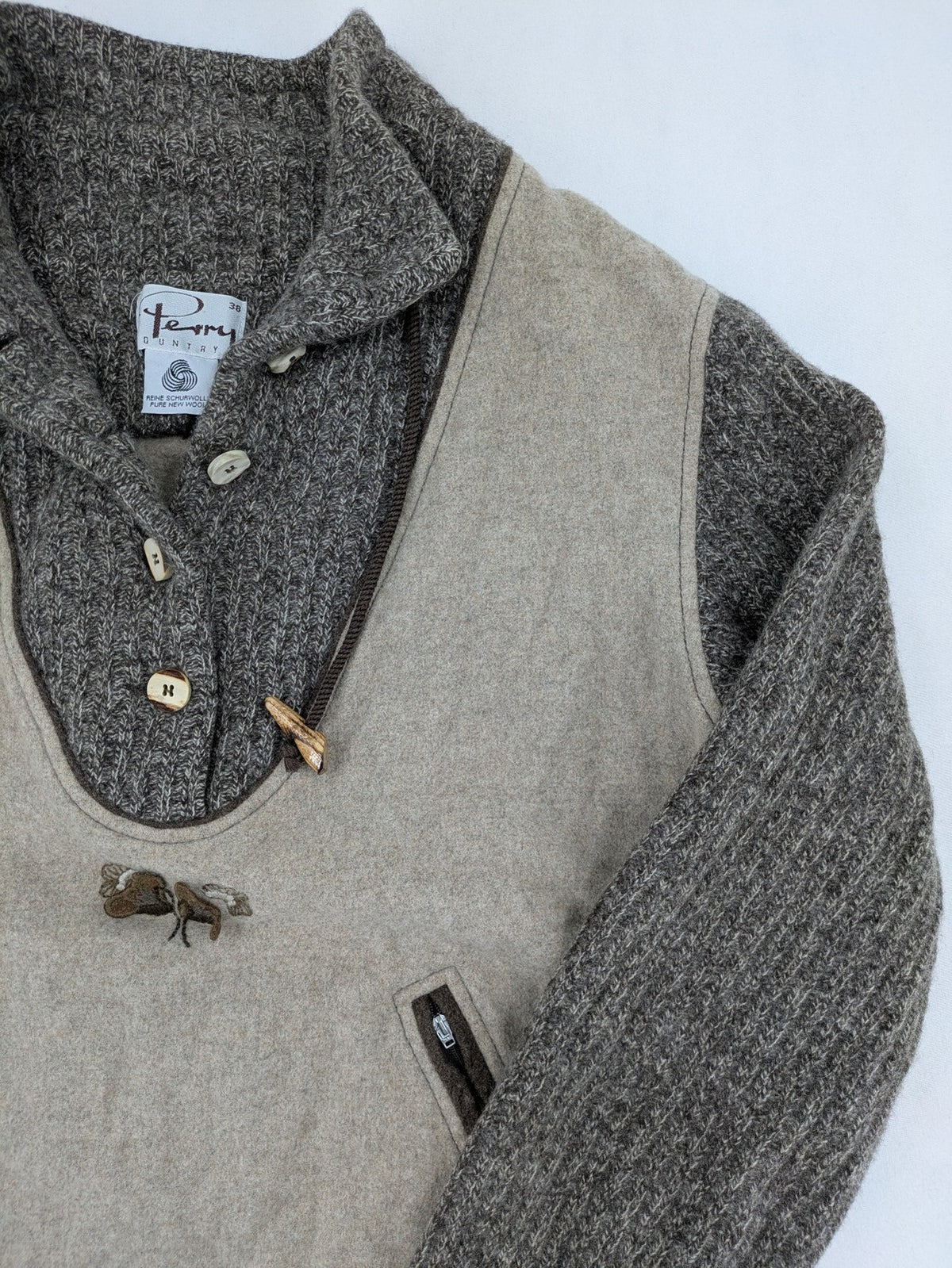 Perry Country beige Trachtenpullover 100% Schurwolle mit Edelweiß-Stickerei und Knebelverschlüssen.