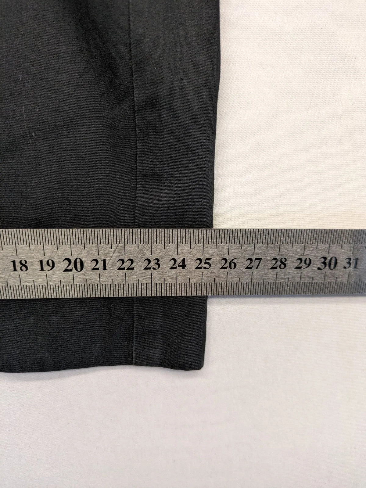 BOSS Hugo Boss grey chinos with button and zipper closure, classic design, 100% cotton.