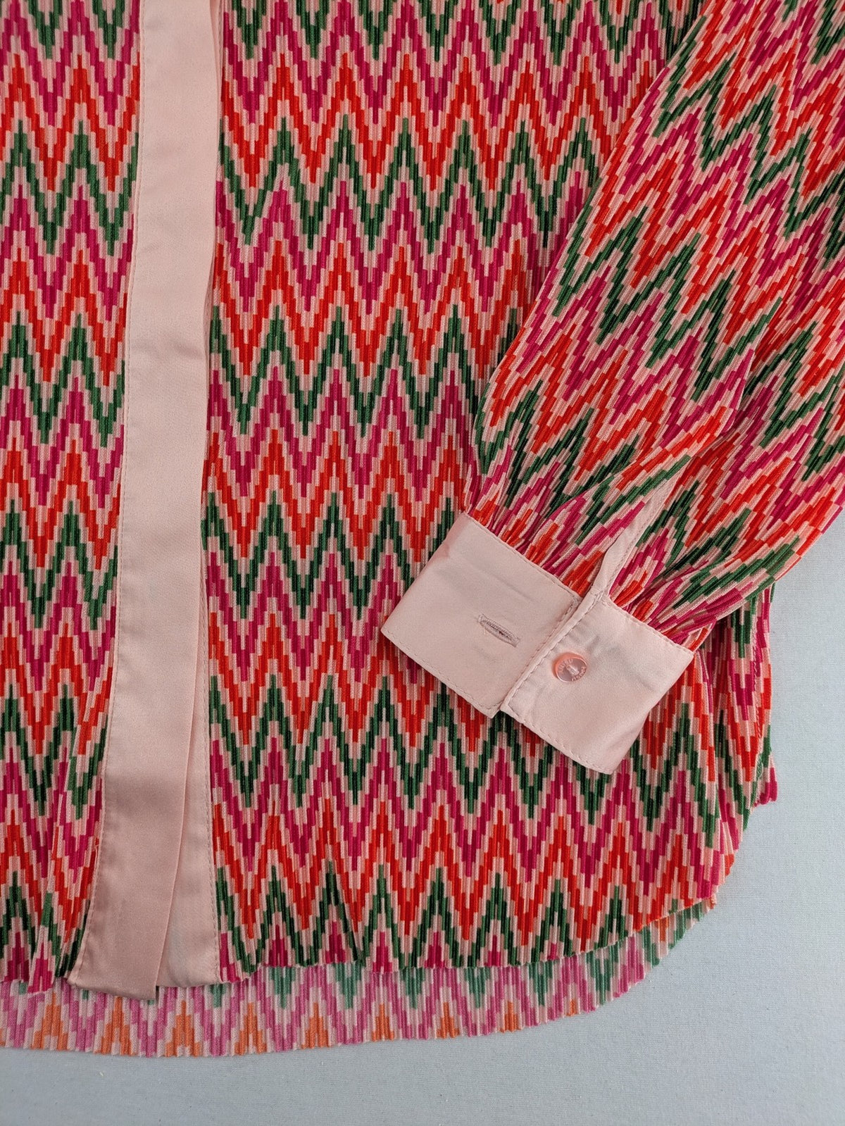 Amisu pink blouse with vibrant zigzag pattern and contrasting light pink collar and cuffs.