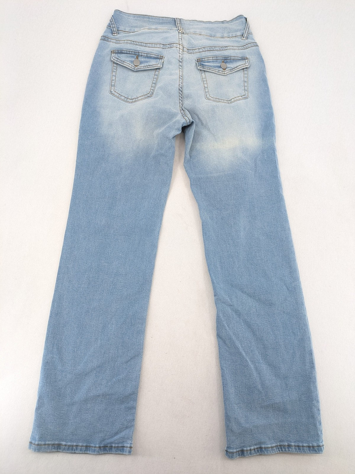 Straight Leg blue straight jeans high waist with unique double button closure.