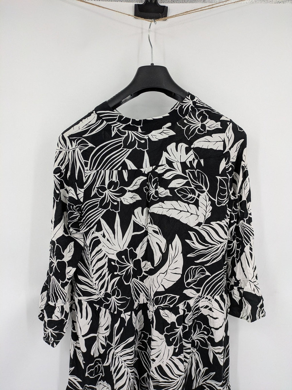 Amisu black and white floral midi dress, lightweight viscose, V-neck, 3/4 sleeves.