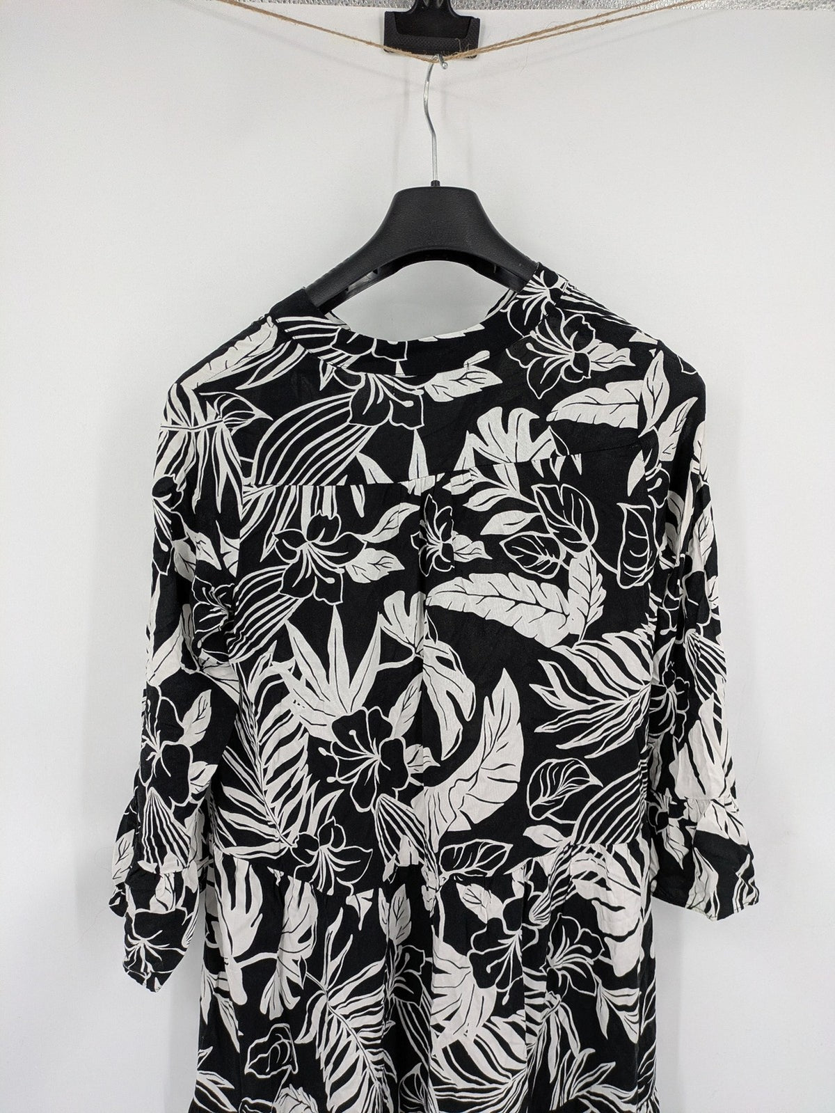 Amisu black and white floral midi dress, lightweight viscose, V-neck, 3/4 sleeves.