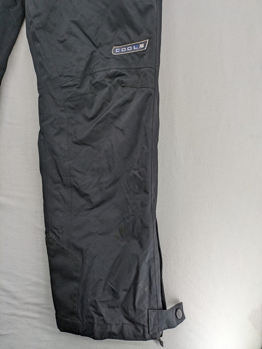 COOLE black ski pants with Thinsulate insulation and versatile unisex design.