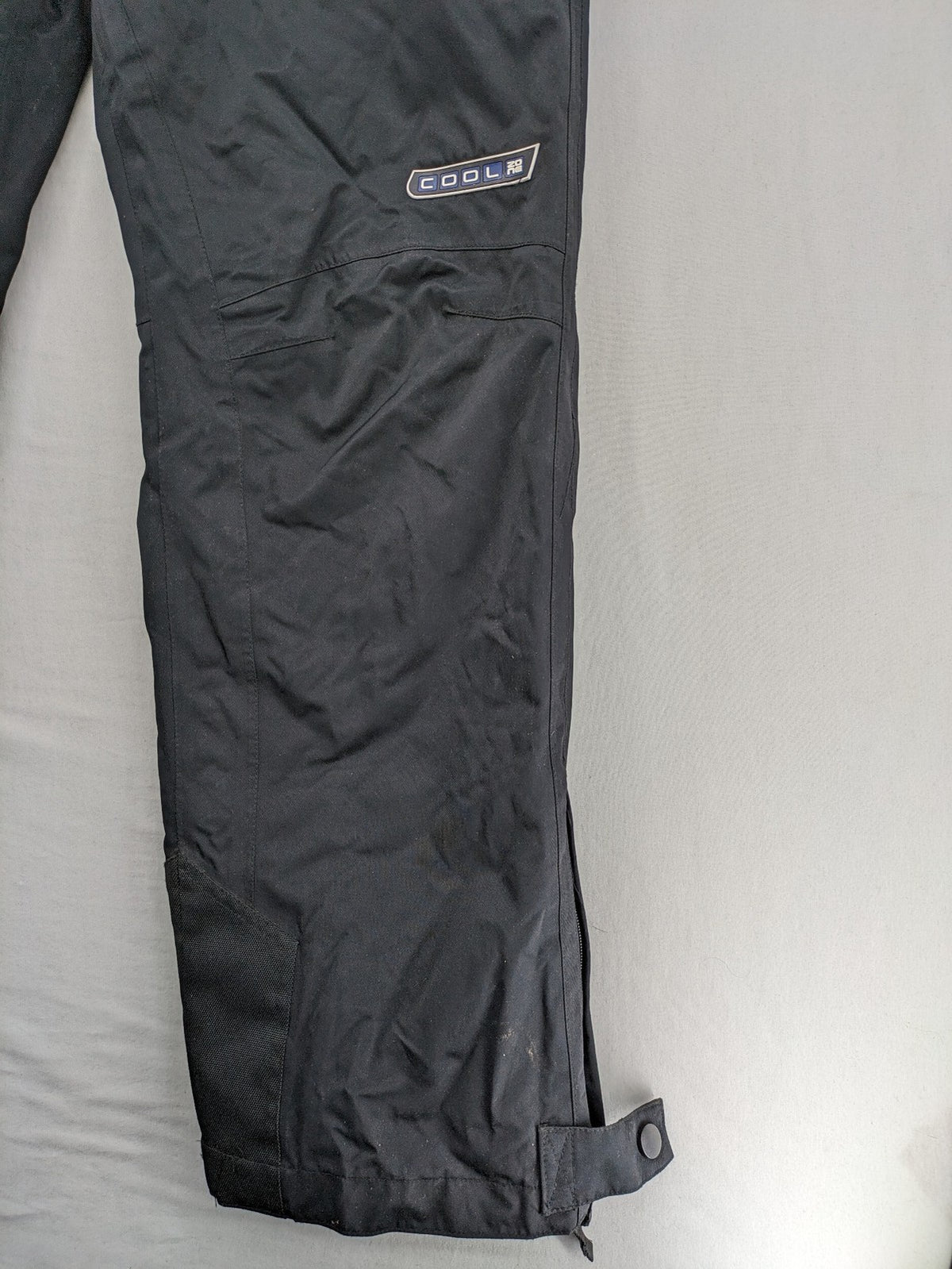 COOLE black ski pants with Thinsulate insulation and versatile unisex design.