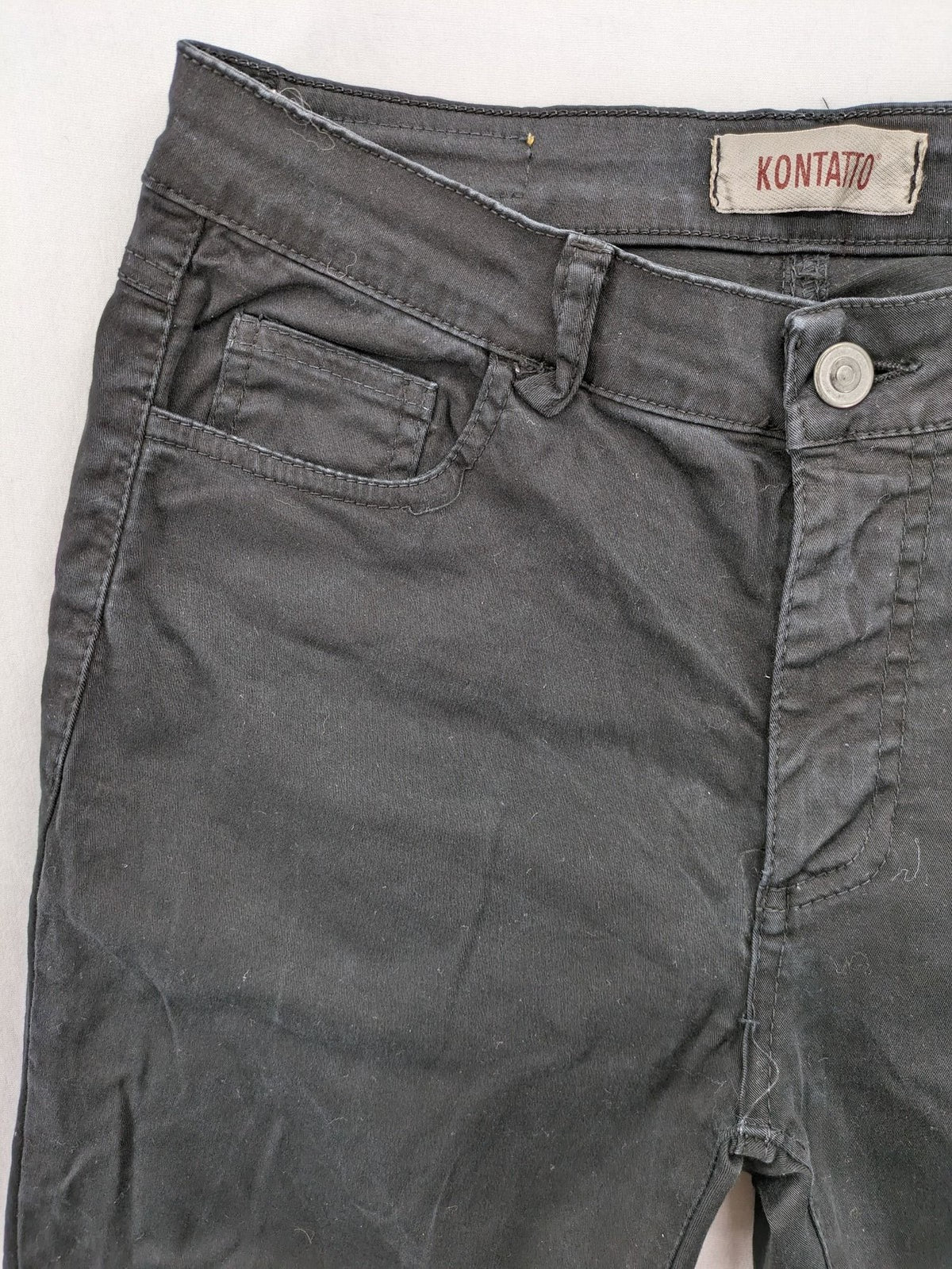 Kontatto pink straight jeans 5-pocket design with stretch material and slim fit.