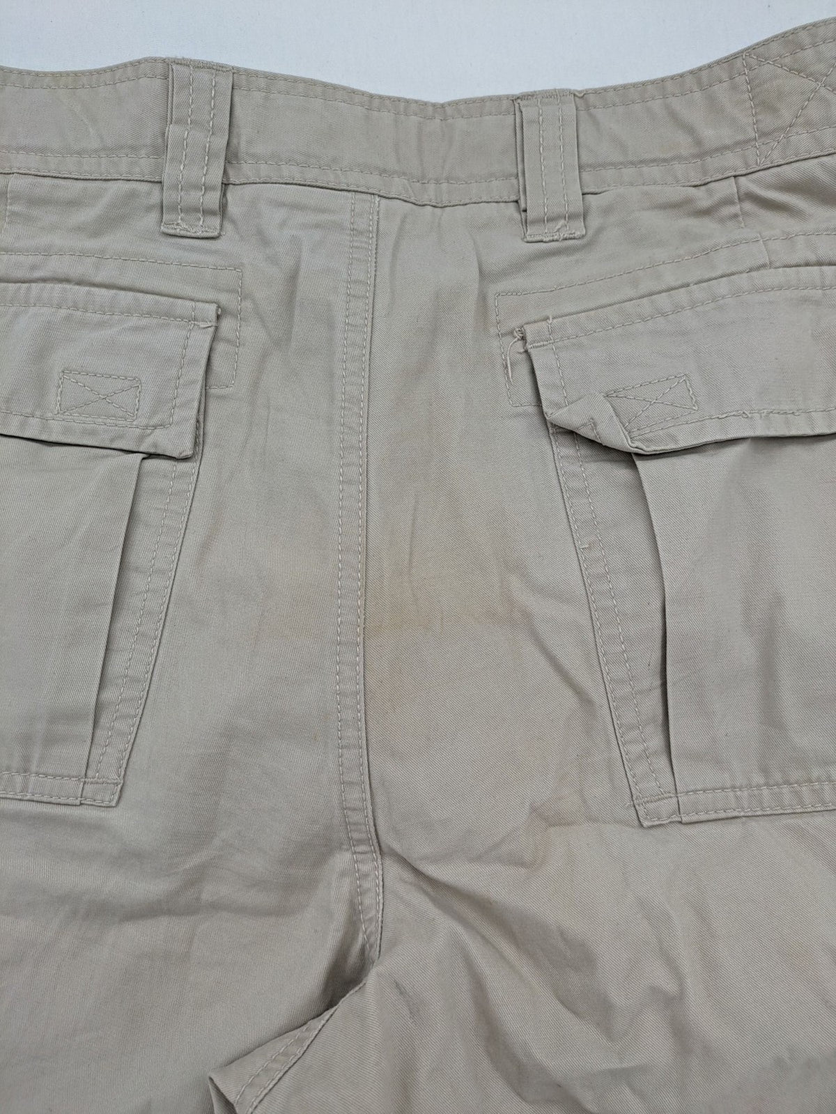 Grey Connection beige cargo shorts with multiple pockets and button closure, made from cotton.