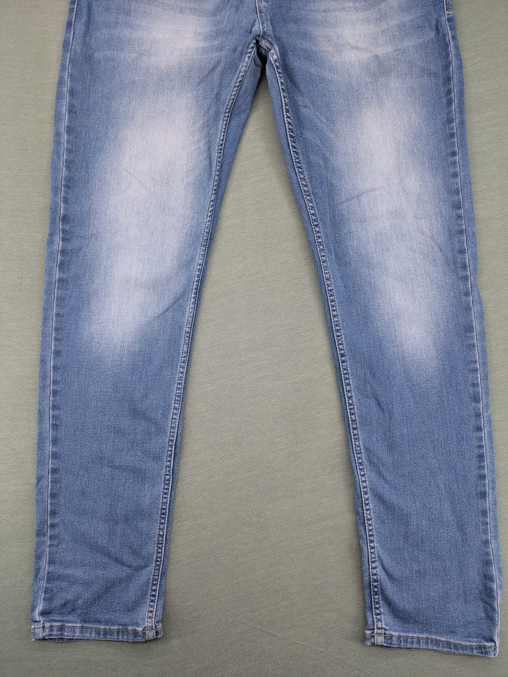 Wotega blue straight jeans light wash faded with classic 5-pocket design and stretch material.