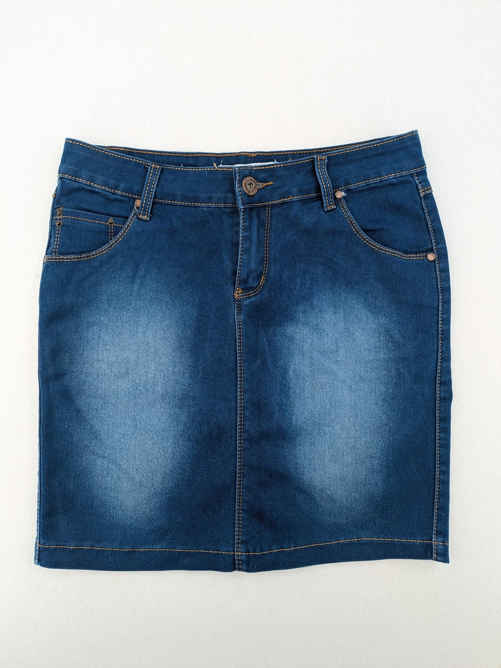 Rose Player pink denim pencil skirt, five-pocket design, comfortable stretch material.