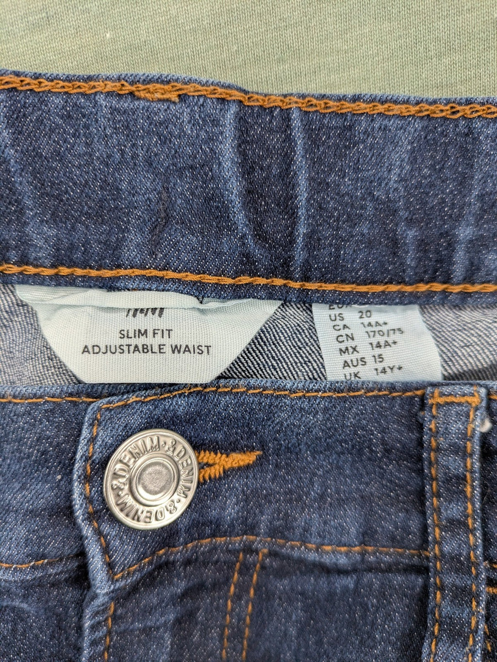 H&M blue straight jeans with adjustable waistband and classic 5-pocket design.