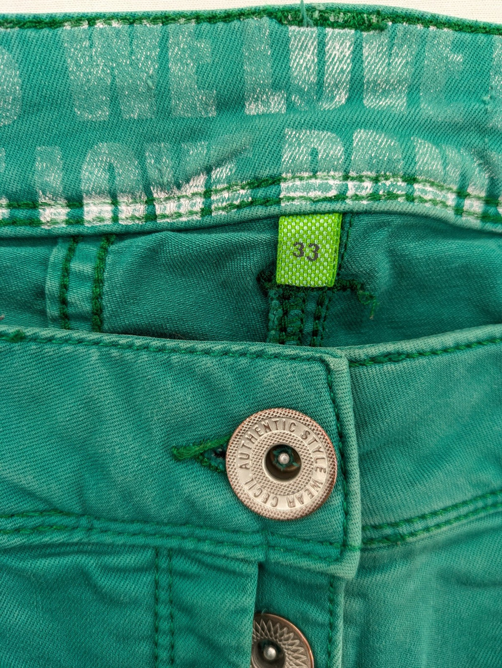 Cecil green straight jeans with classic 5-pocket design and distinctive stitching details.