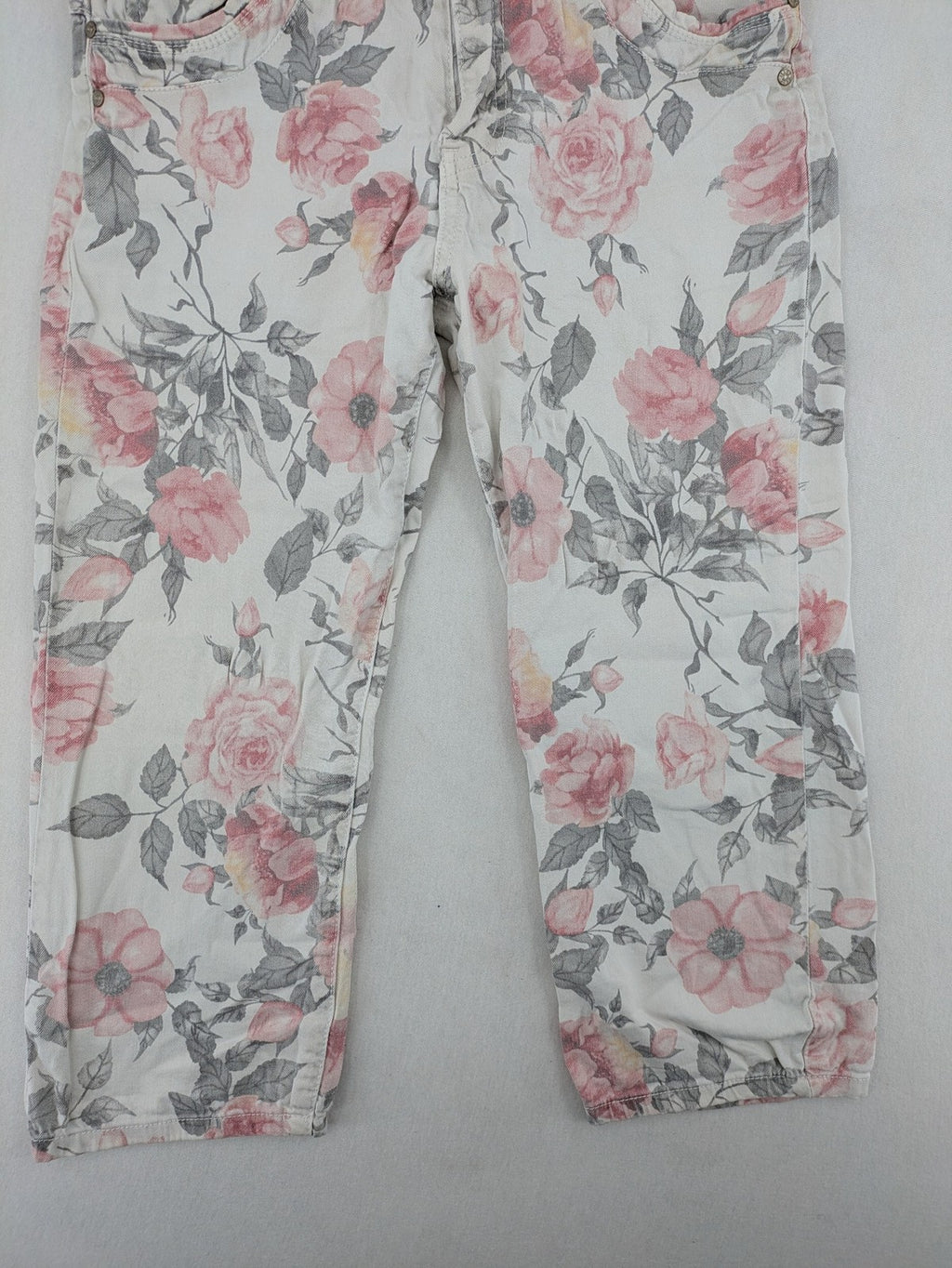 Jewelly multi floral print capri jeans with 5-pocket design and stretch cotton blend.