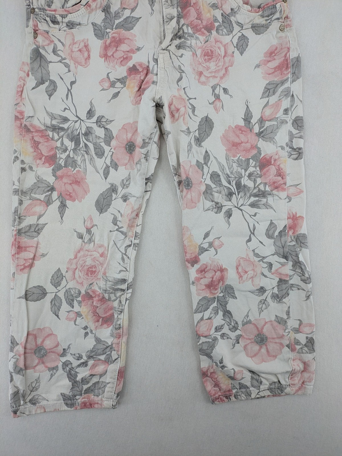 Jewelly multi floral print capri jeans with 5-pocket design and stretch cotton blend.