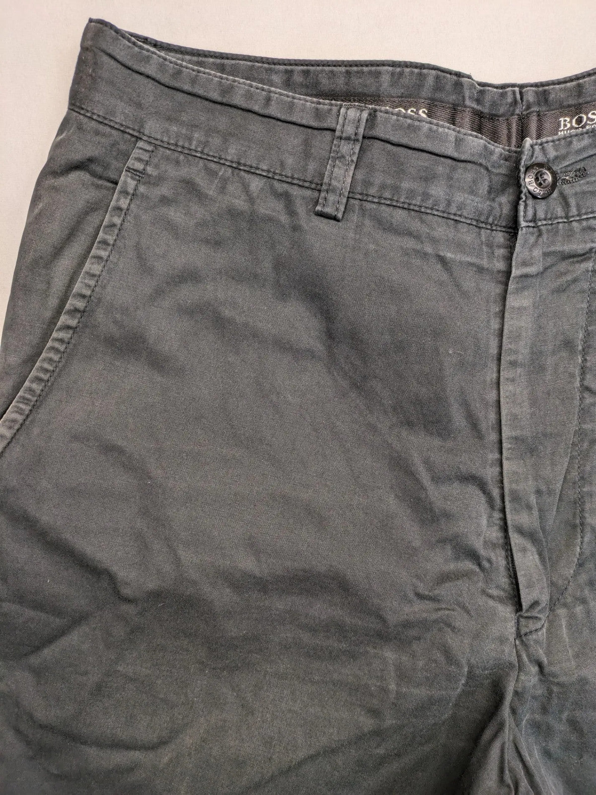 BOSS Hugo Boss grey chinos with button and zipper closure, classic design, 100% cotton.